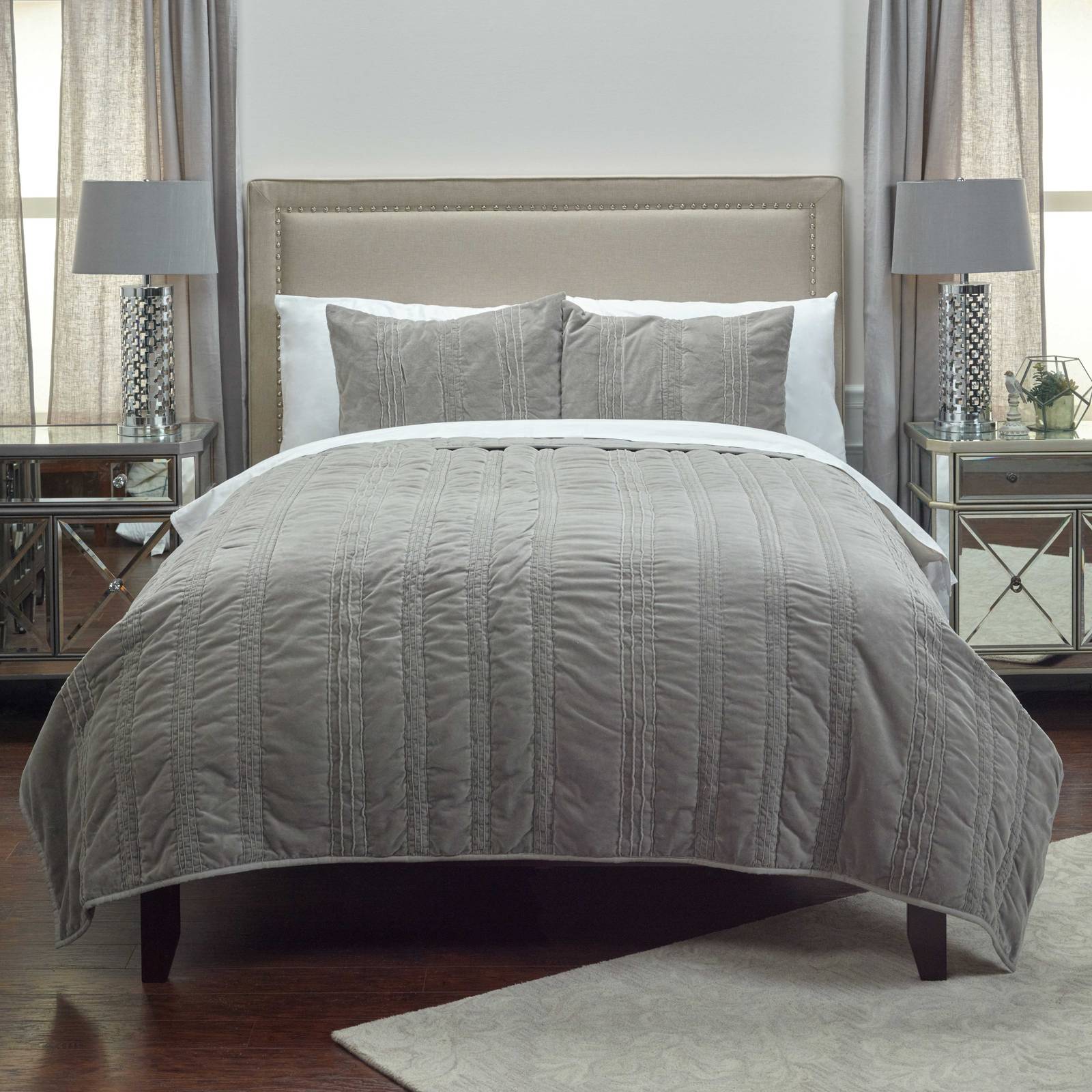 Picture of Mr. Grey Queen Quilt