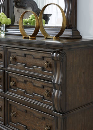 Picture of Maylee Dresser